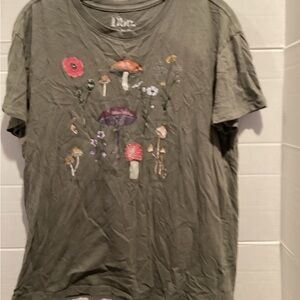 Ladies Olive green doe. Graphic T-Shirt size x large